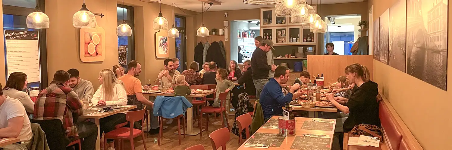 Pizzeria Pomodorino Marktheidenfeld, gut besuchter Gastraum im warmen Ambiente, viele Familien mit Kindern